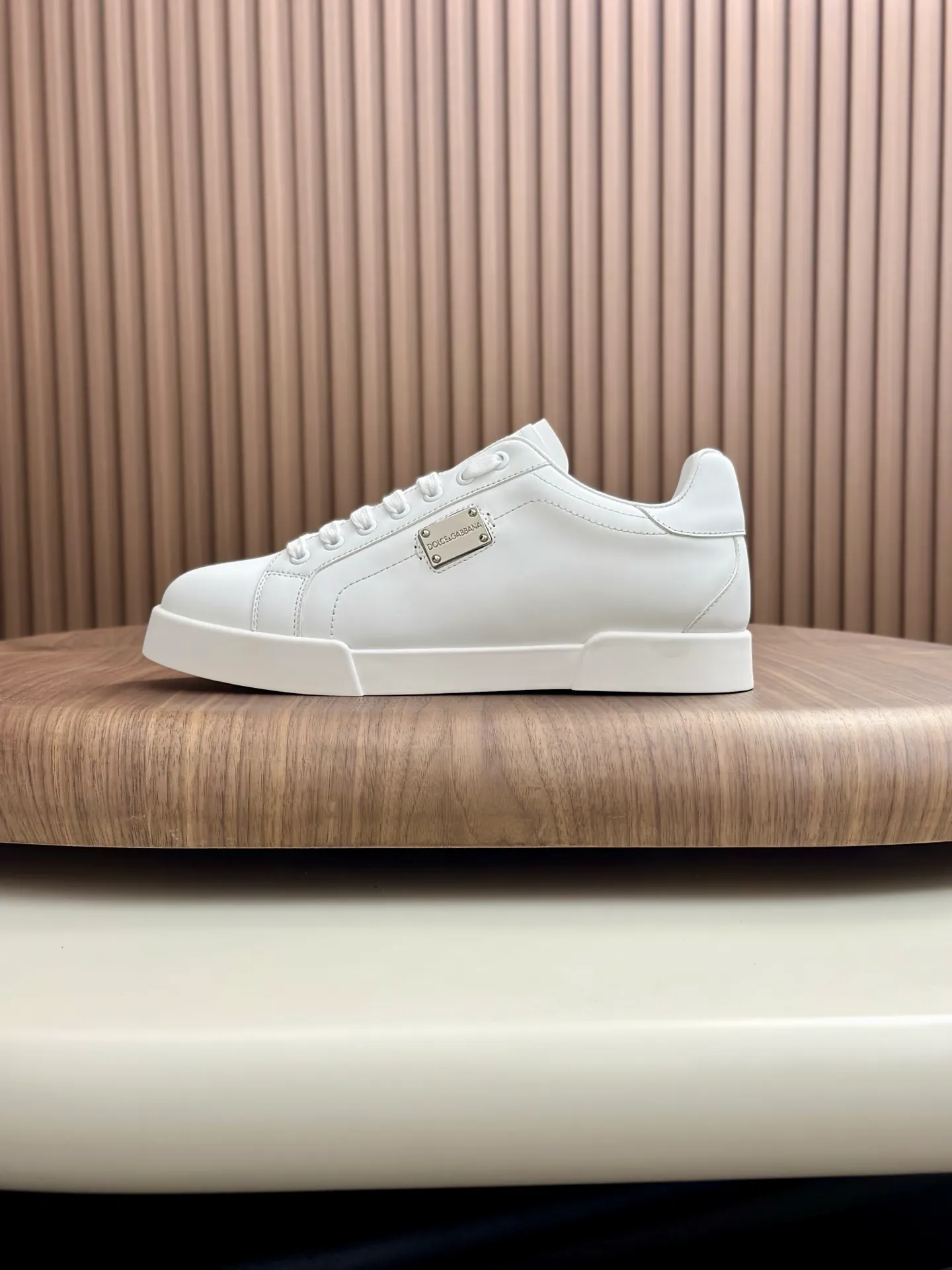 New product 💰800 DG Dolce & Gabbana men's shoes 💰ortofino calfskin sneakers ♞size; 39~44 (customized 38.45.46) Iconic men's shoes 💰ortofino series of sneakers, classic and timeless style, now presented with fashionable details. The calfskin engraved DG logo is a subtle finishing touch. Men's shoes💰ortofino calfskin sneakers:
